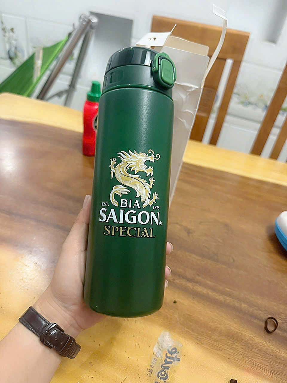 20250116_uMNvSURQeB Bình nhựa đựng nước 700ml quà tặng từ bia Sài Gòn Tmark (Kiện 100 cái) - Ảnh 1