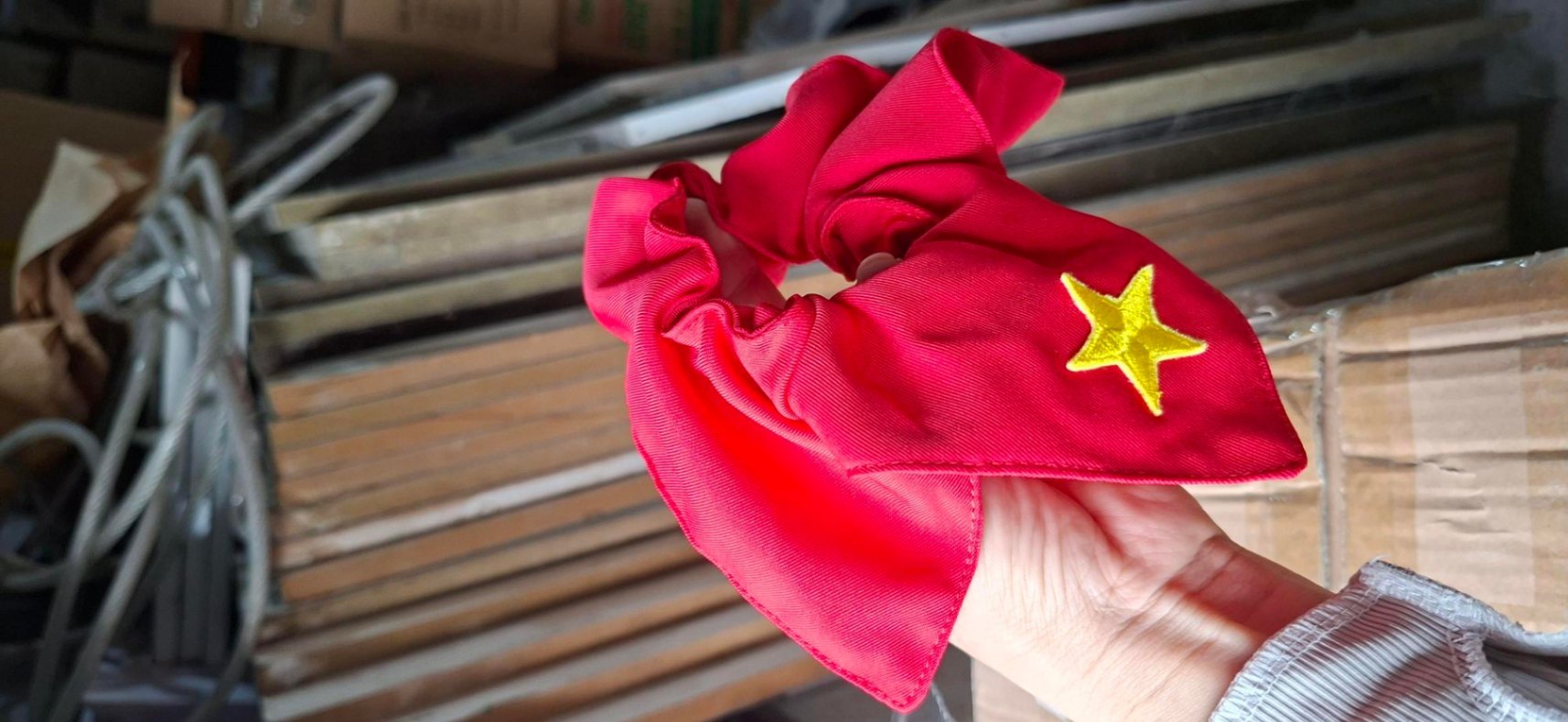 Dây Scrunchie vuông Cờ Đỏ Sao Vàng Việt Nam Tmark - Ảnh 2