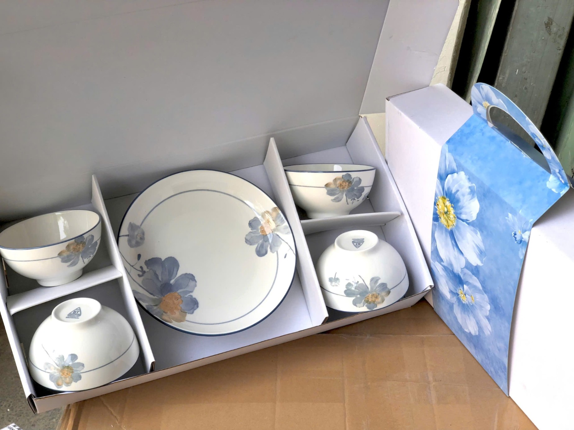 Set 4 chén và 1 dĩa Phỏng Lài 2 (Hoa xanh nhuỵ vàng) (Kiện 12 bộ) - Ảnh 2