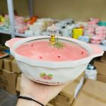 Thố sứ hoạt tiết dâu hồng kèm nắp (Kiện 30 cái)