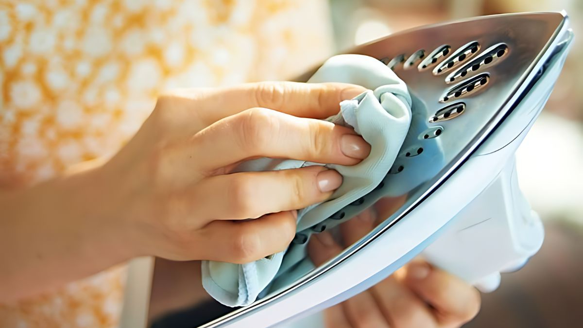bàn ủi bị cháy dính vải