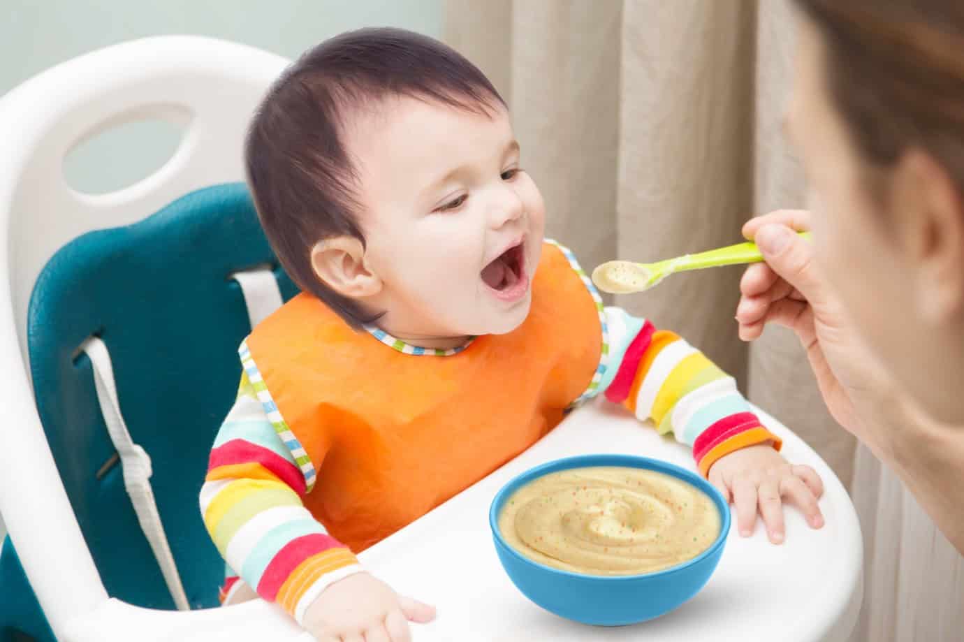 bé tập ăn dặm cần chuẩn bị những gì