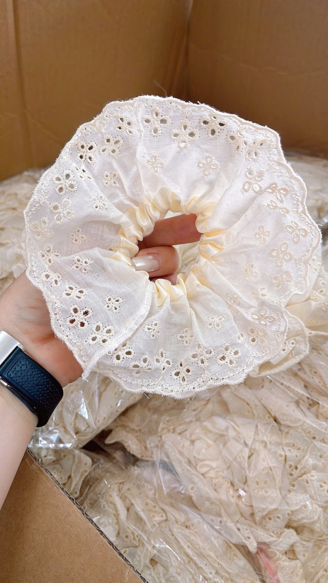 20241125_hxgaIZQKTu Cột tóc scrunchies 2 lớp phối ren (Kiện 50 cái) - Ảnh 1