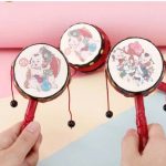 Đồ chơi - Trống lúc lắc cầm tay (Kiện 500 cái)